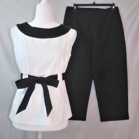Studio I Tops - Black & White sleeveless top with black capri pant